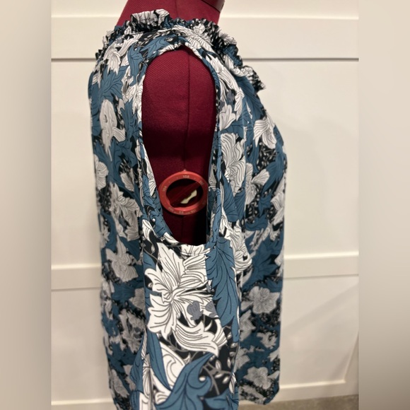 🍀4 for $25🍀 

Cold shoulder blouse - Picture 6 of 12